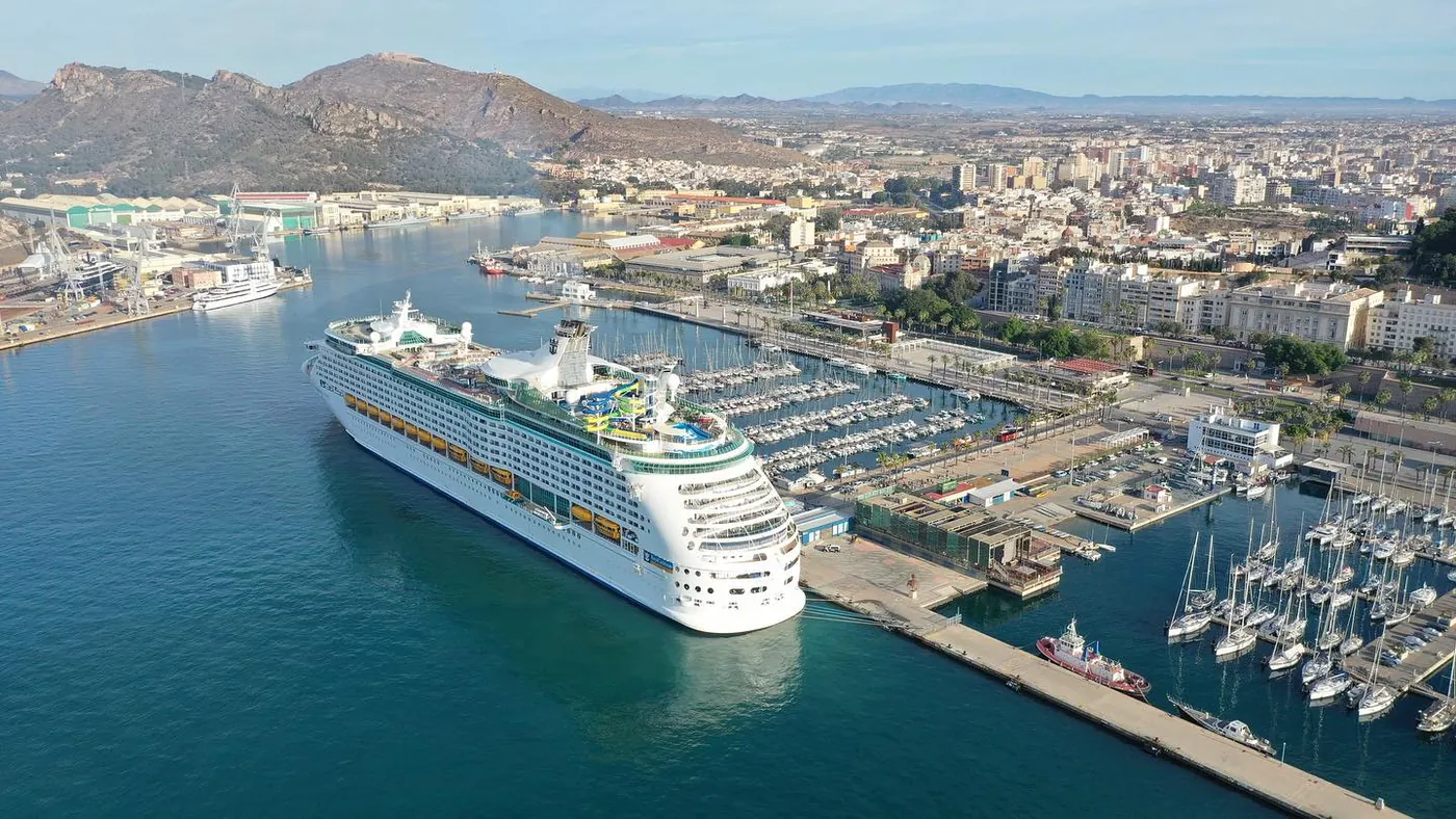 Vista aérea del puerto de Cartagena con un crucero atracado y la ciudad al fondo